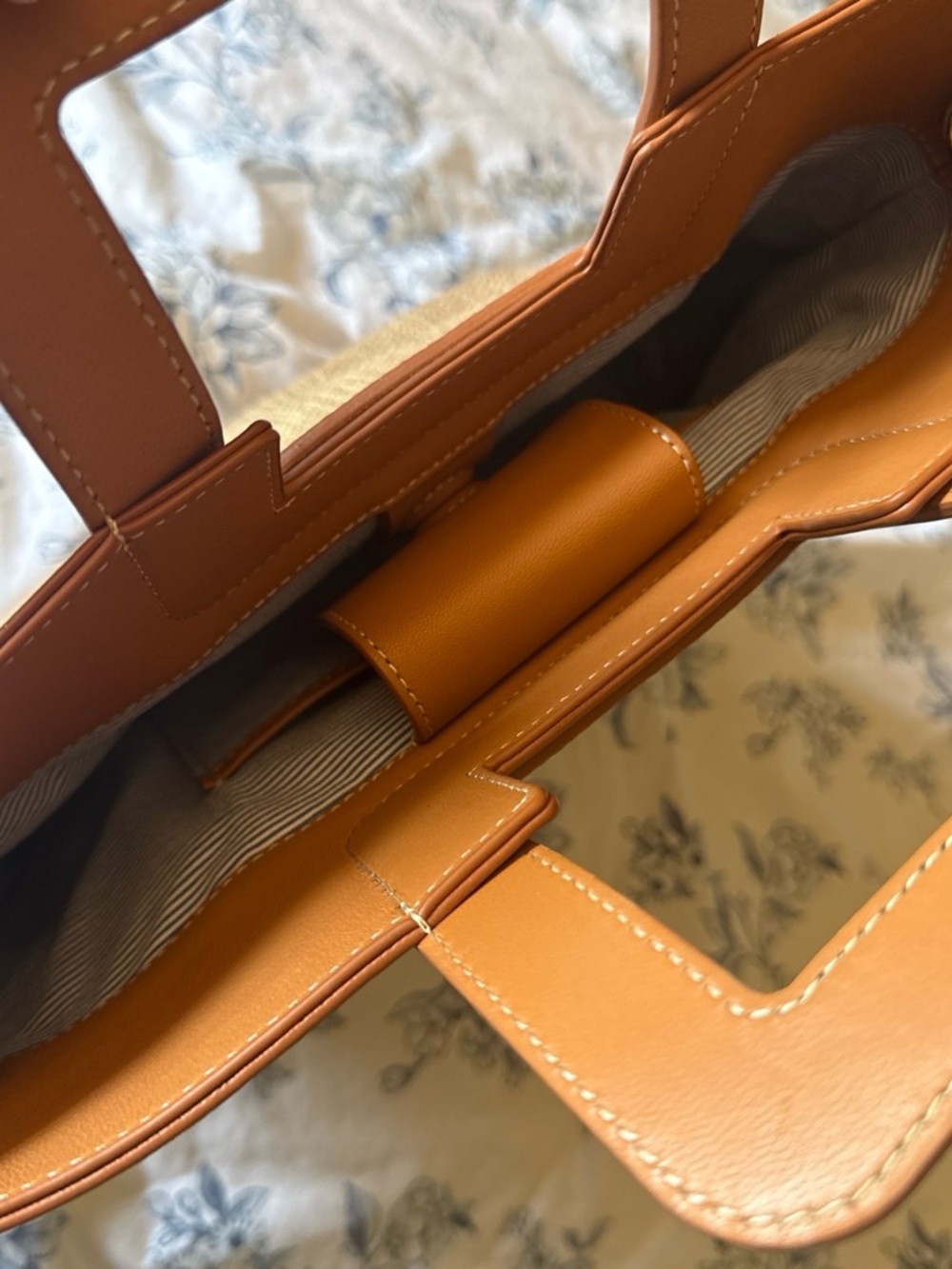 Structured Straw Tote with Tan Leather Trim - Elegant Everyday Carry - Picture 5 of 6